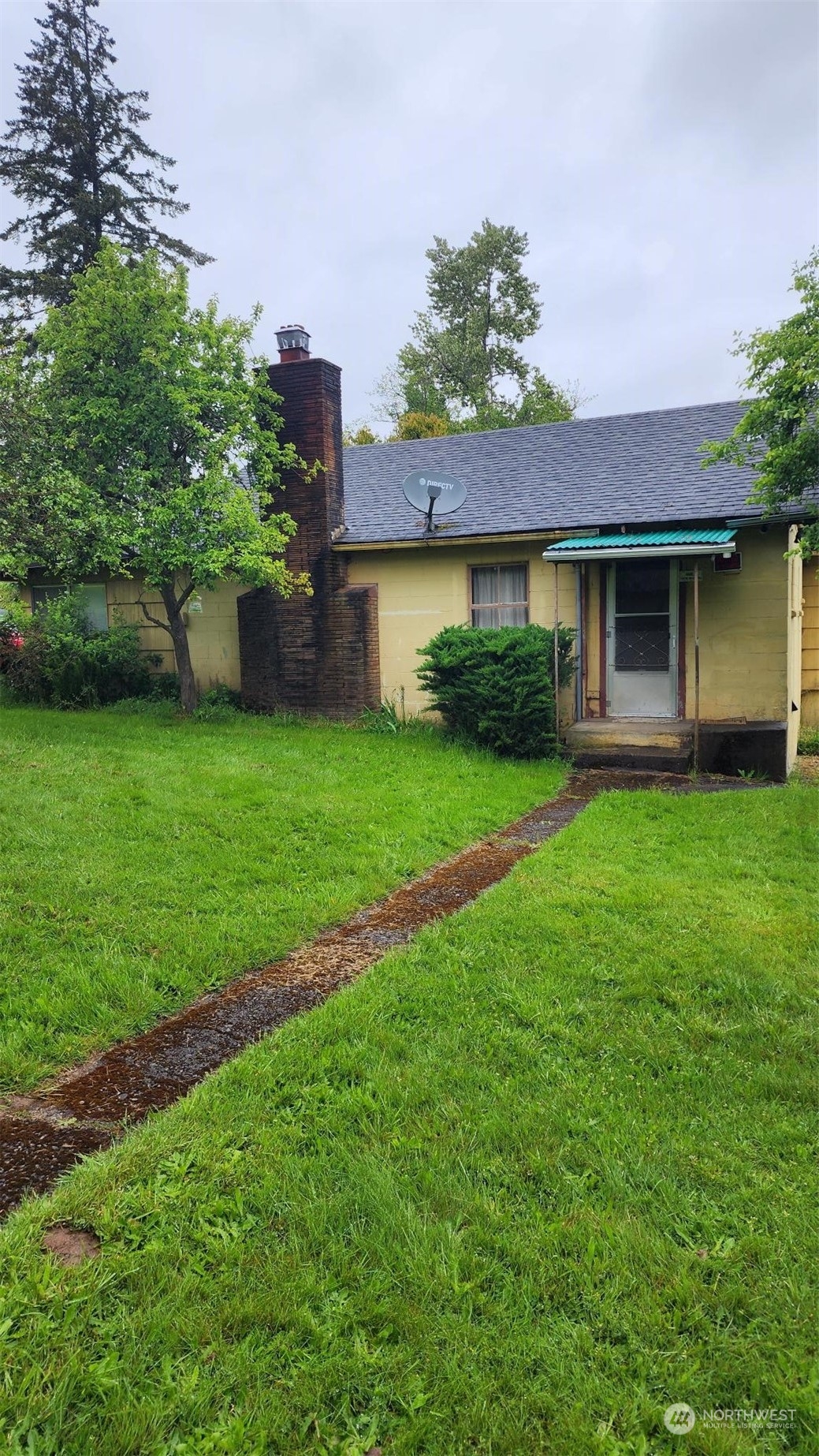229 Rogers Road Chehalis, WA 98532 - Photo 14 of 21 a front view of a house with garden