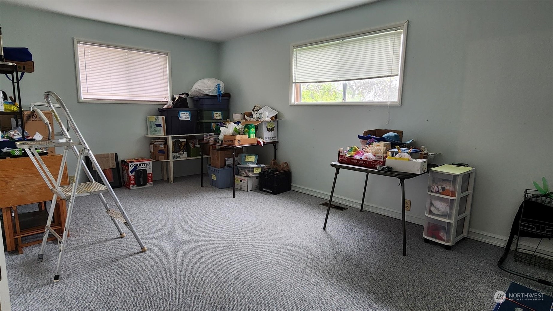 229 Rogers Road Chehalis, WA 98532 - Photo 19 of 21 a livingroom with window and a workspace