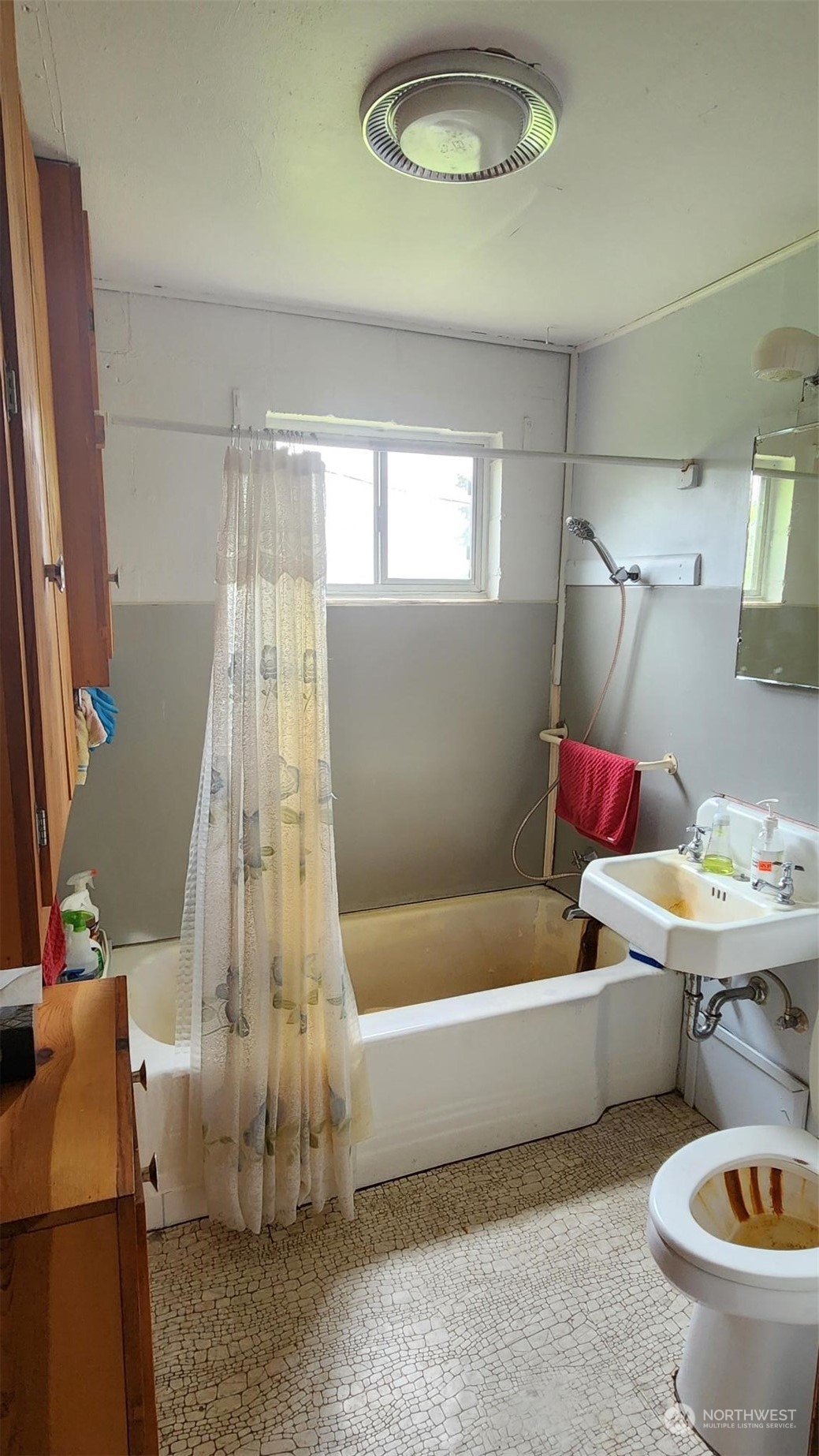 229 Rogers Road Chehalis, WA 98532 - Photo 20 of 21 a bathroom with a sink toilet and bathtub