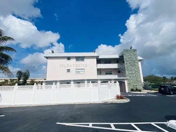 $1,650 | 2775 Taft Street, Unit 307, Hollywood, FL 33020