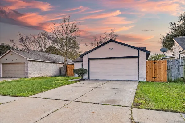 a front view of house with yard and garage