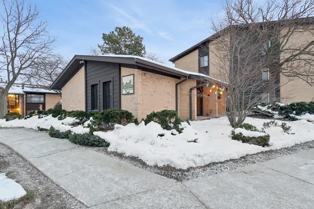 $2,400 | 6185 Pinewood Court, Unit 202, Willowbrook, IL 60527