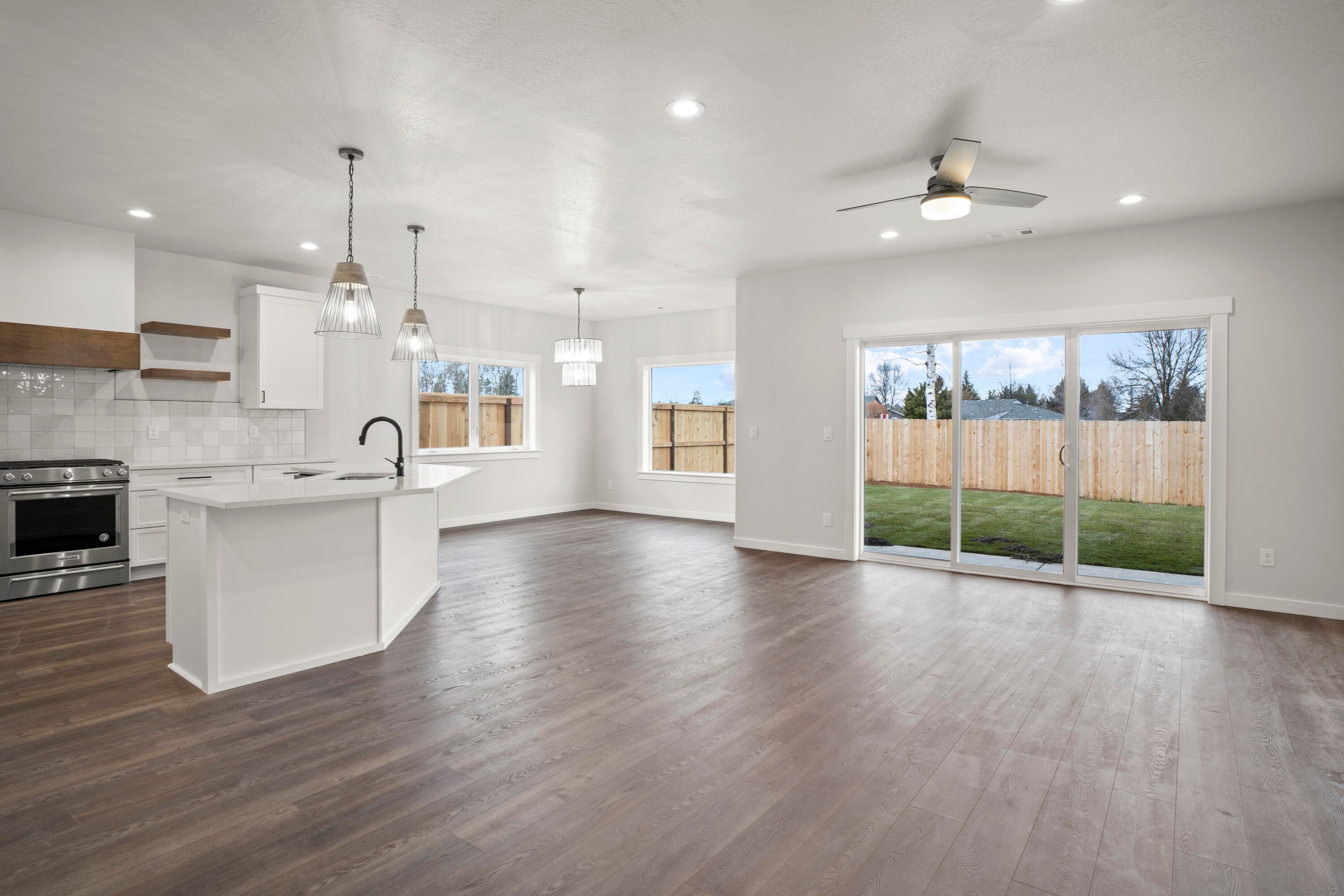 263 Samuel Lane Loop Road Phoenix, OR 97535 - Photo 6 of 31 Great Room
