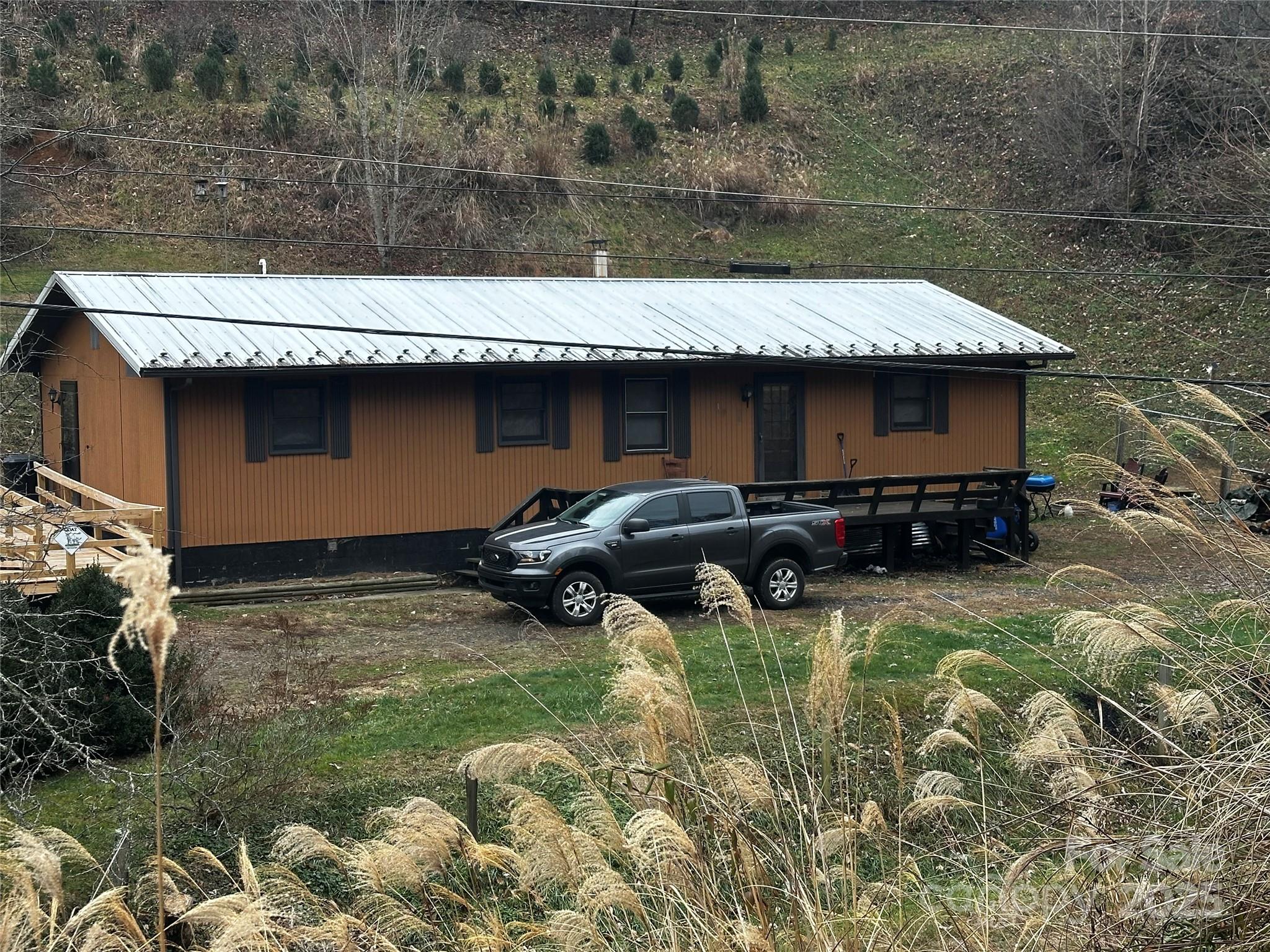 321 Raccoon Branch Rd Green Mountain Green Mountain, NC 28740 - Photo 3 of 18