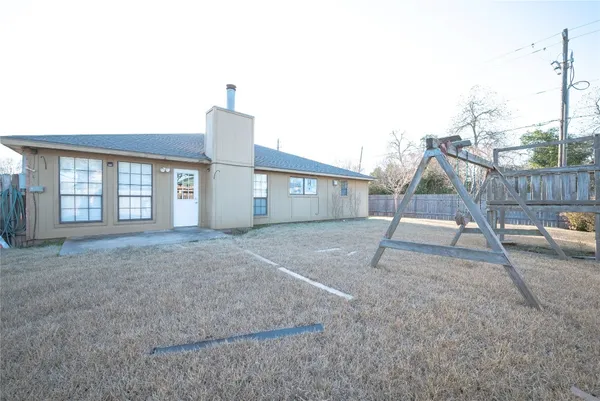 a house view with a backyard space