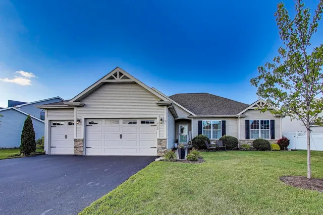 $415,000 | 2320 Coventry Circle South, Sycamore, IL 60178