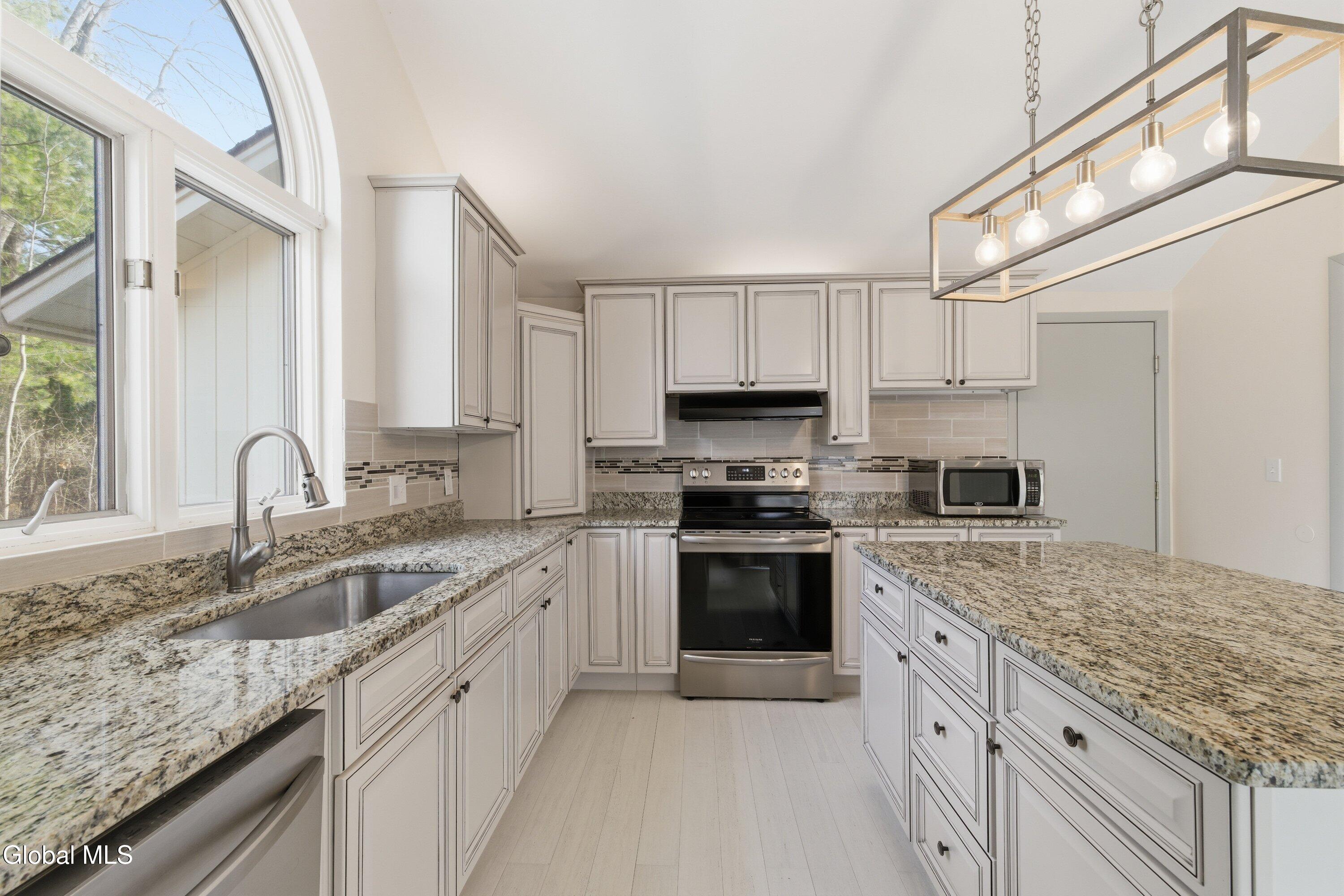 18 Glade Mallow Road Malta, NY 12020 - Photo 11 of 34 18 Glade Mallow Rd-11