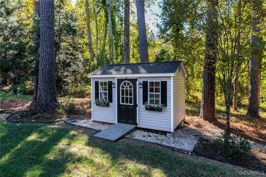10331 Sandy Ridge Drive Chesterfield, VA 23832 - Photo 34 of 39 a front view of a house with a garden
