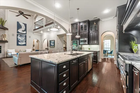 $1,548,000 | 19 Paloma Bend Place, The Woodlands, TX 77389