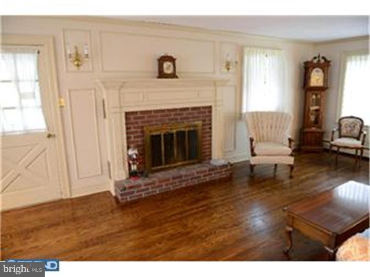 607 Sackettsford Road Ivyland, PA 18974 - Photo 8 of 25 Living Room