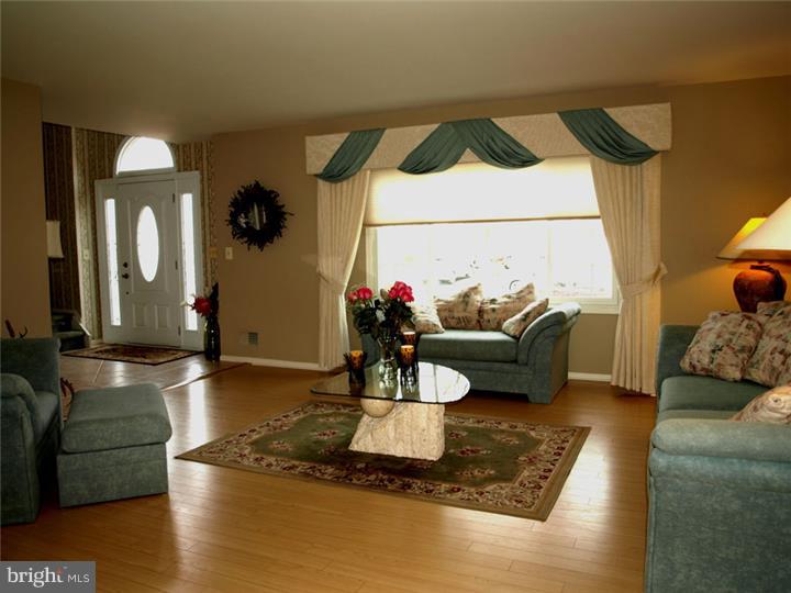 47 Perilli Drive Hamilton, NJ 08610 - Photo 2 of 22 Living Room