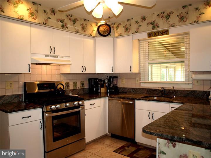 47 Perilli Drive Hamilton, NJ 08610 - Photo 5 of 22 Kitchen