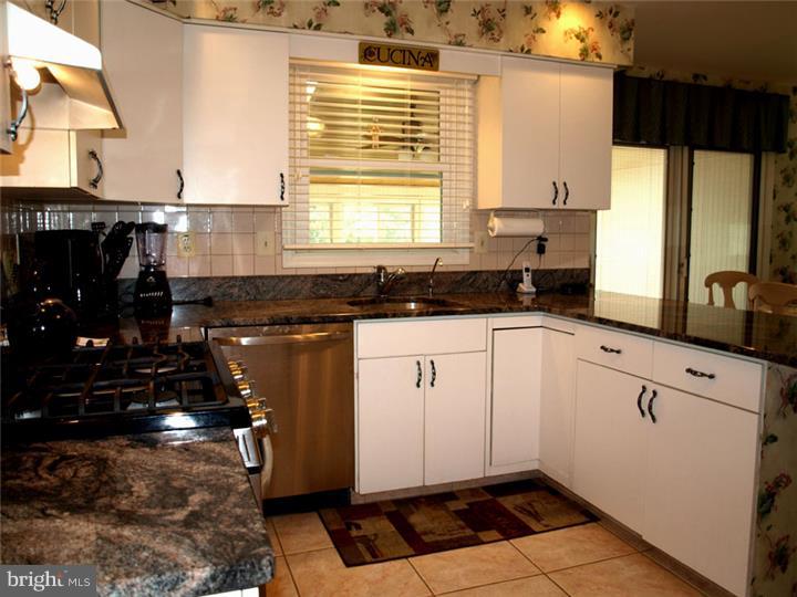 47 Perilli Drive Hamilton, NJ 08610 - Photo 6 of 22 Kitchen