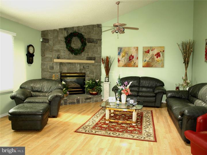 47 Perilli Drive Hamilton, NJ 08610 - Photo 8 of 22 Family Room