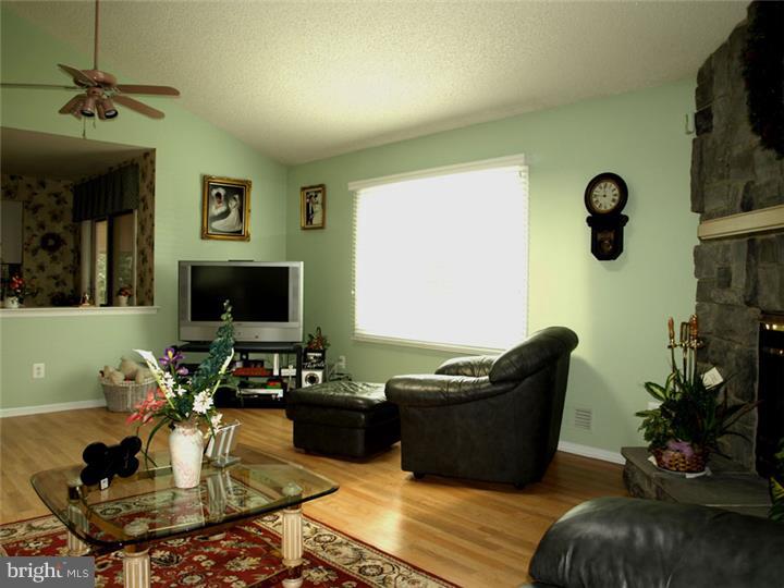 47 Perilli Drive Hamilton, NJ 08610 - Photo 9 of 22 Family Room