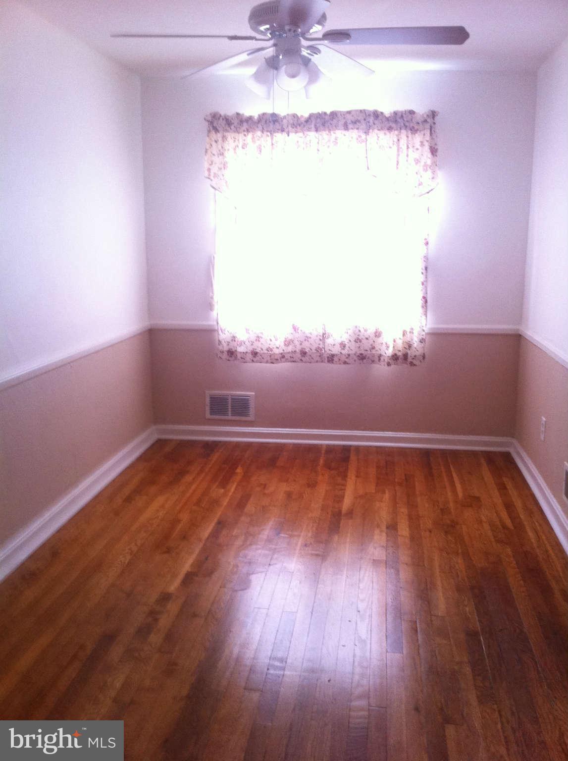 7717 Wynbrook Road Baltimore, MD 21224 - Photo 5 of 16 Living Room
