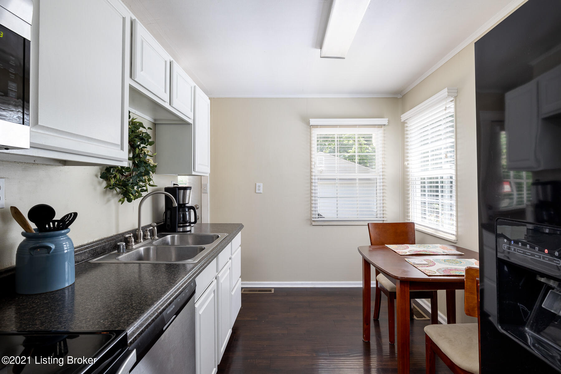 9300 Hunter Road Louisville, KY 40242 - Photo 9 of 26 Eat-In Kitchen