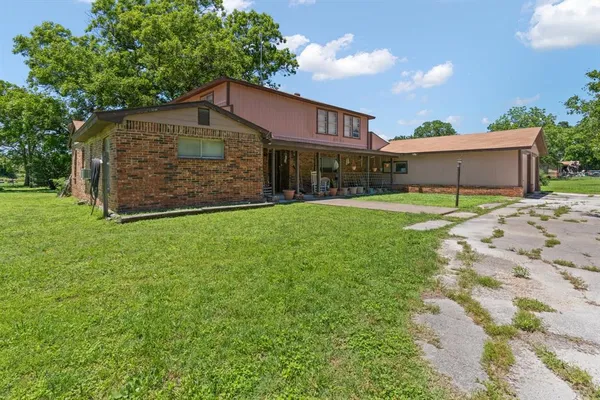 a view of a house with backyard and garden