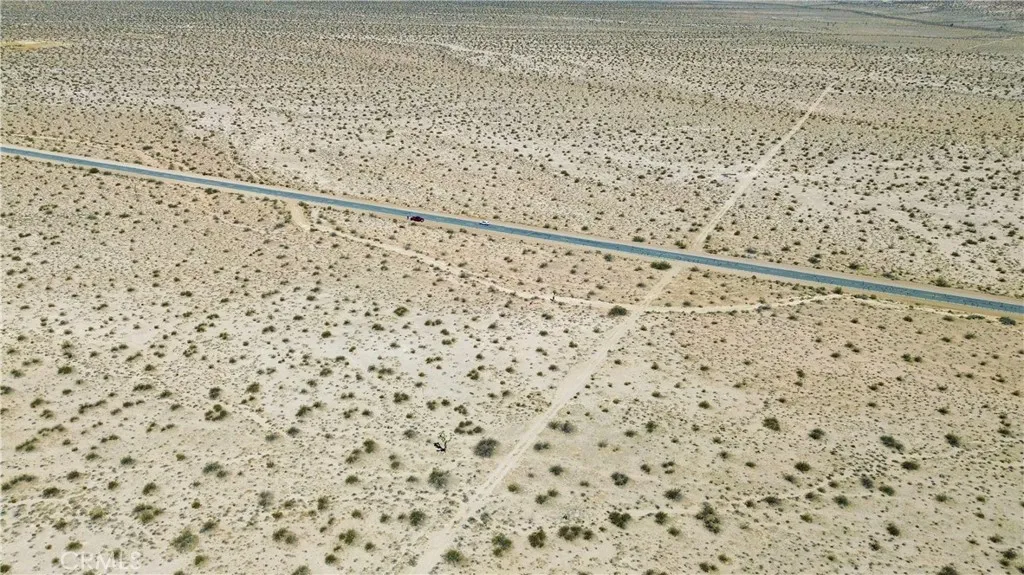 465 Shadow Mountain Road Helendale, CA 92342 - Photo 12 of 14 a bathroom with a shower curtain