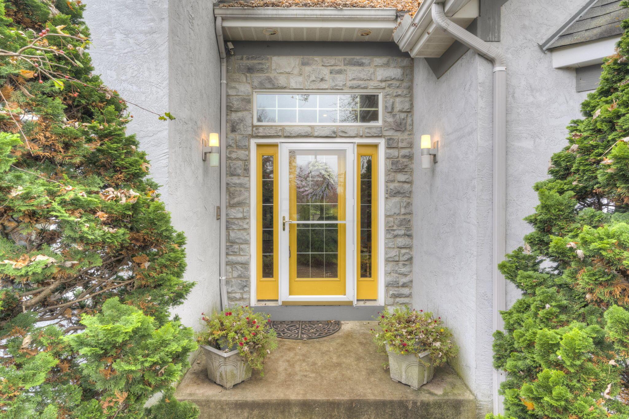 360 Kingsbury Road Delaware, OH 43015 - Photo 9 of 41 Sidelights and transom windows!