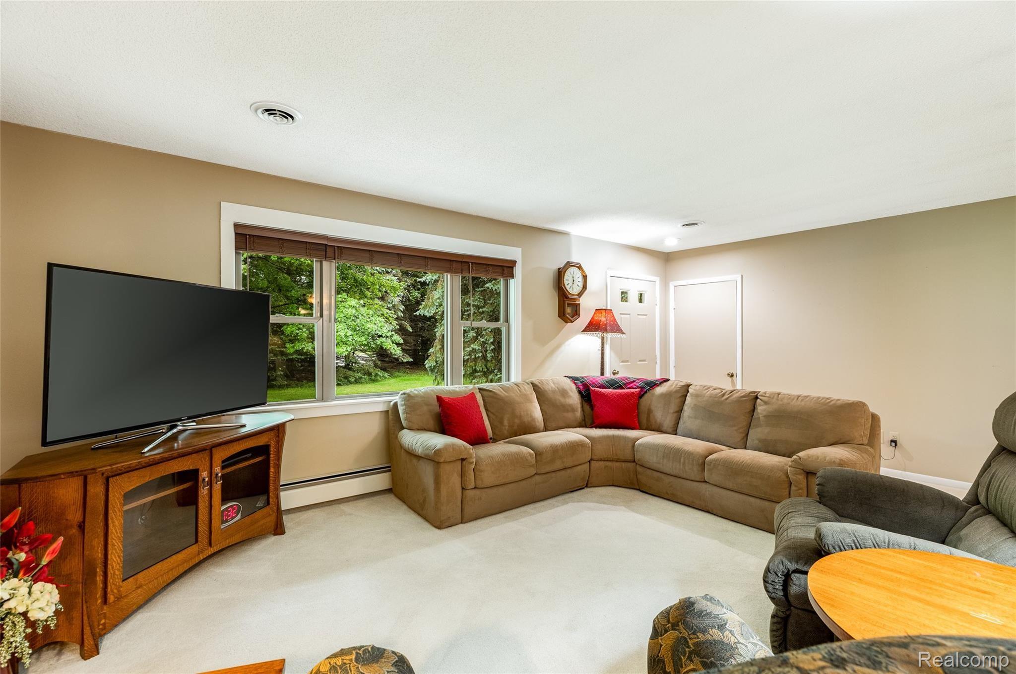 3787 Hooker Road Pinckney, MI 48169 - Photo 23 of 55 24.Living
