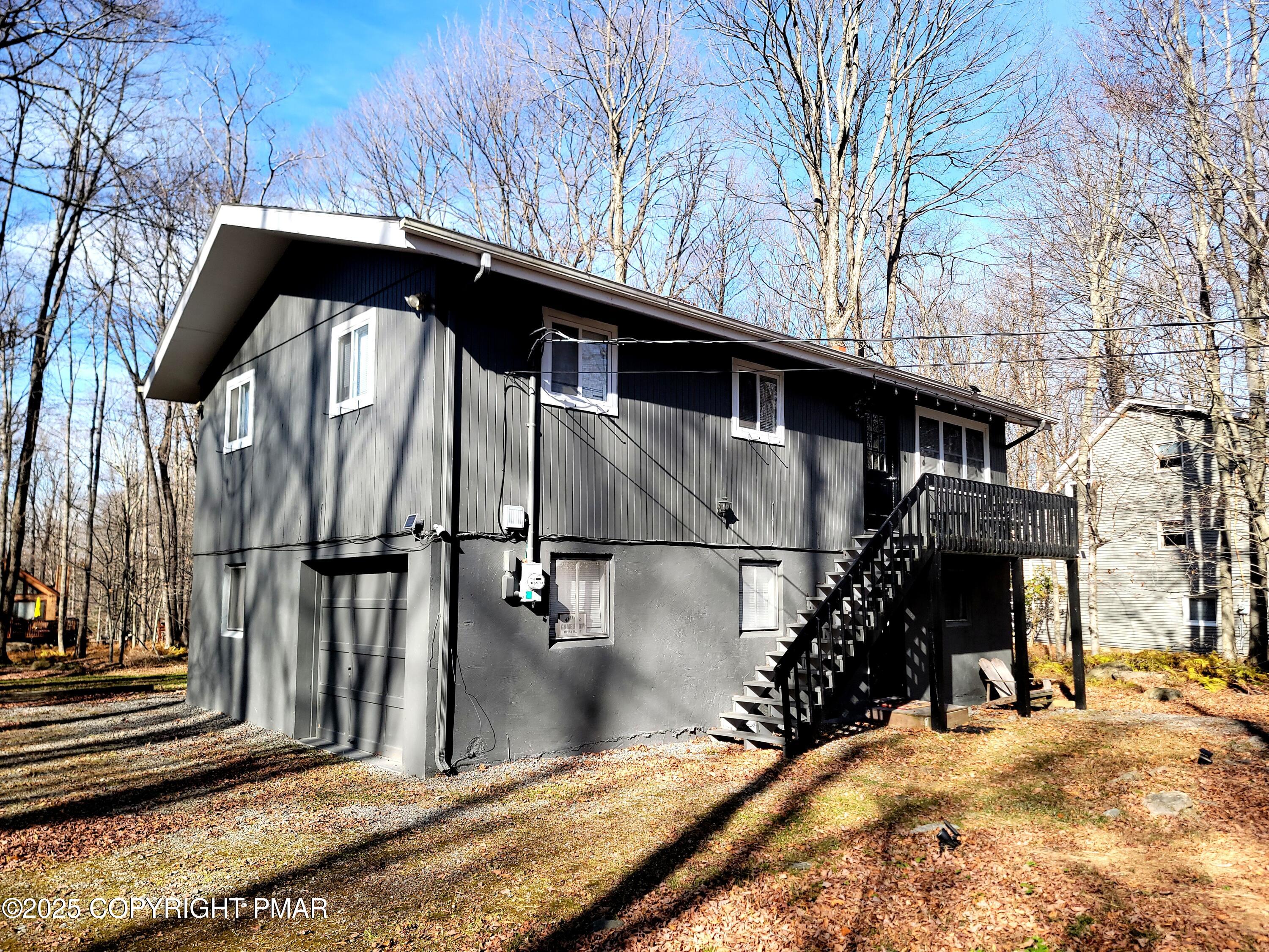 a view of a back yard of the house