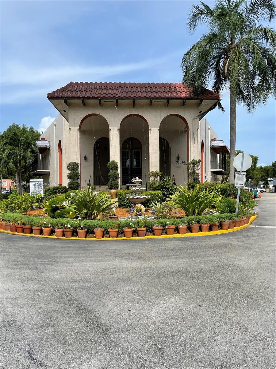 10802 Southwest 88th Street, Unit P2 Miami, FL 33176 - Photo 20 of 23 a front view of house with a garden