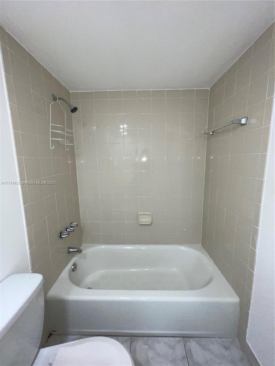 10802 Southwest 88th Street, Unit P2 Miami, FL 33176 - Photo 7 of 23 a bathroom with a bathtub and toilet