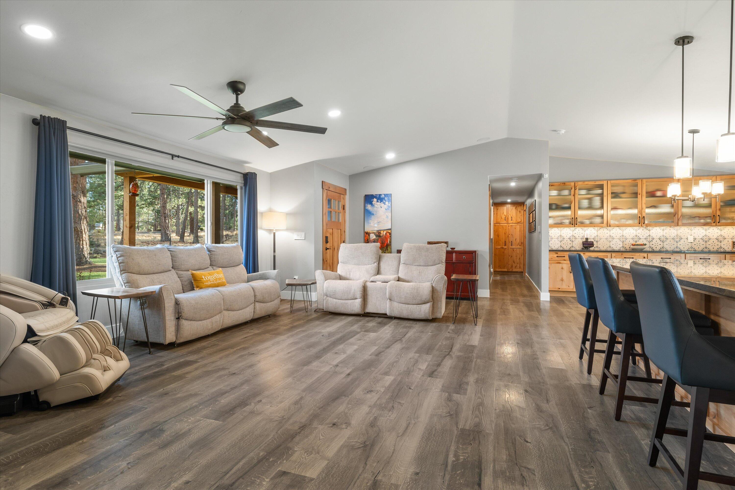 60095 East Ridgeview Drive Bend, OR 97702 - Photo 5 of 45 02-20231121 JILL ROSELL-29