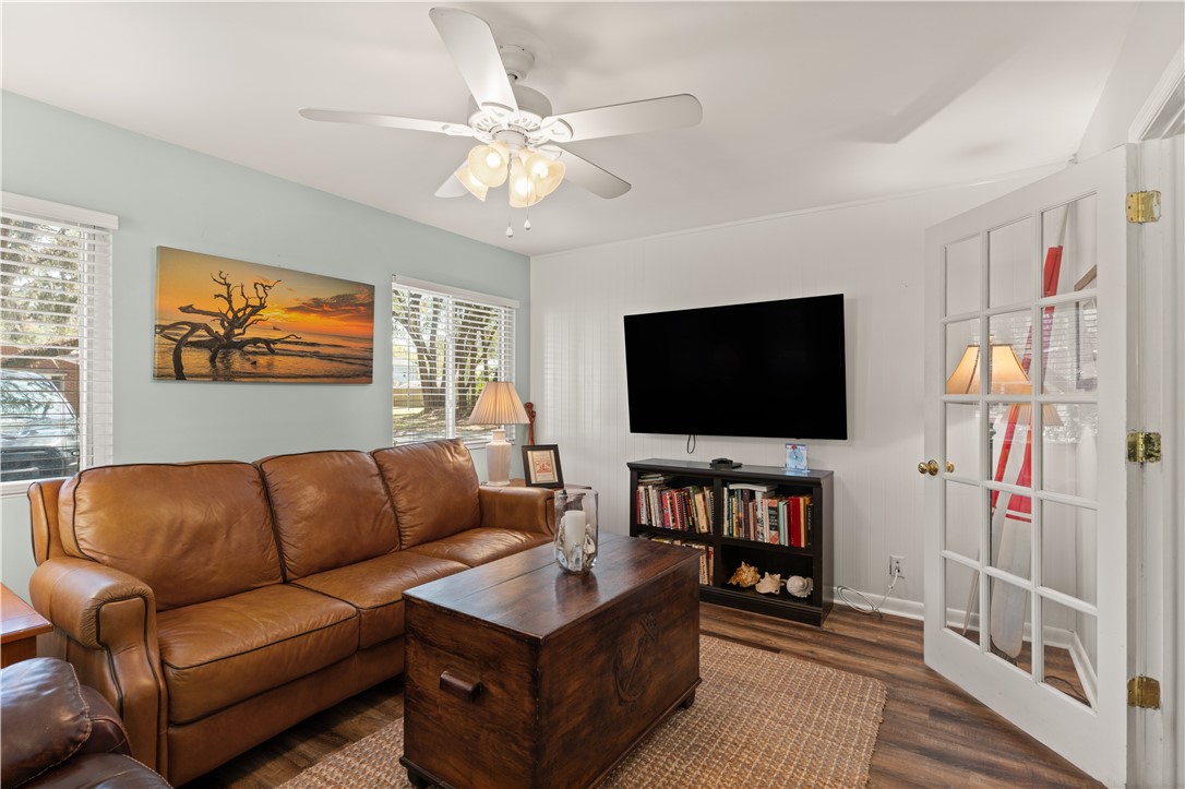 1915 2nd Avenue St. Simons Island, GA 31522 - Photo 18 of 33 Den