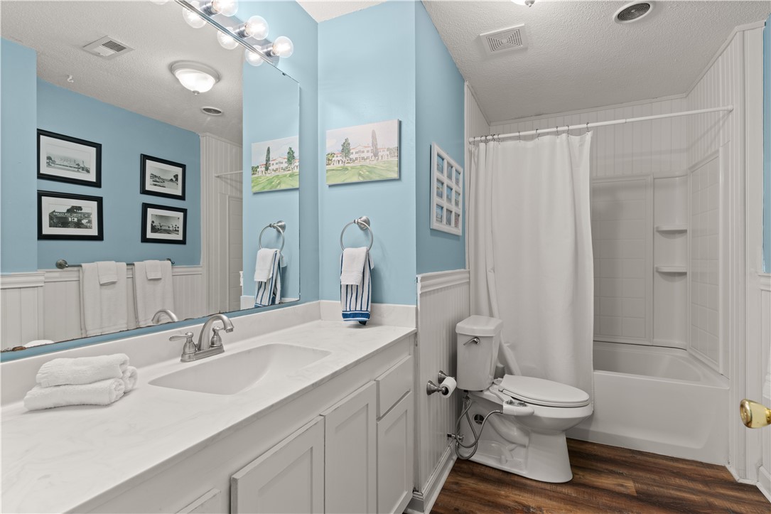 1915 2nd Avenue St. Simons Island, GA 31522 - Photo 25 of 33 Full Hall Bathroom