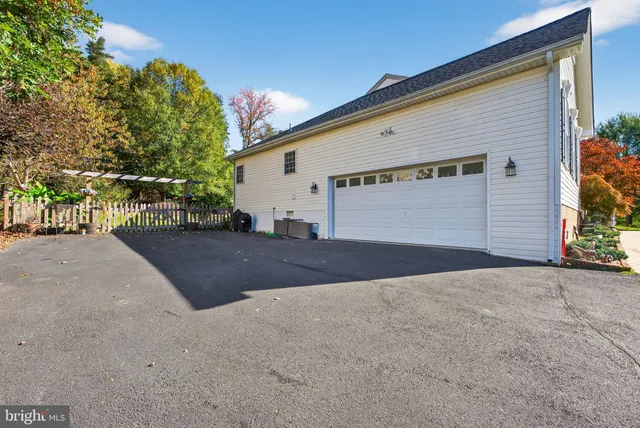 $630,000 | 15 Feldspar Way, Fredericksburg, VA 22405