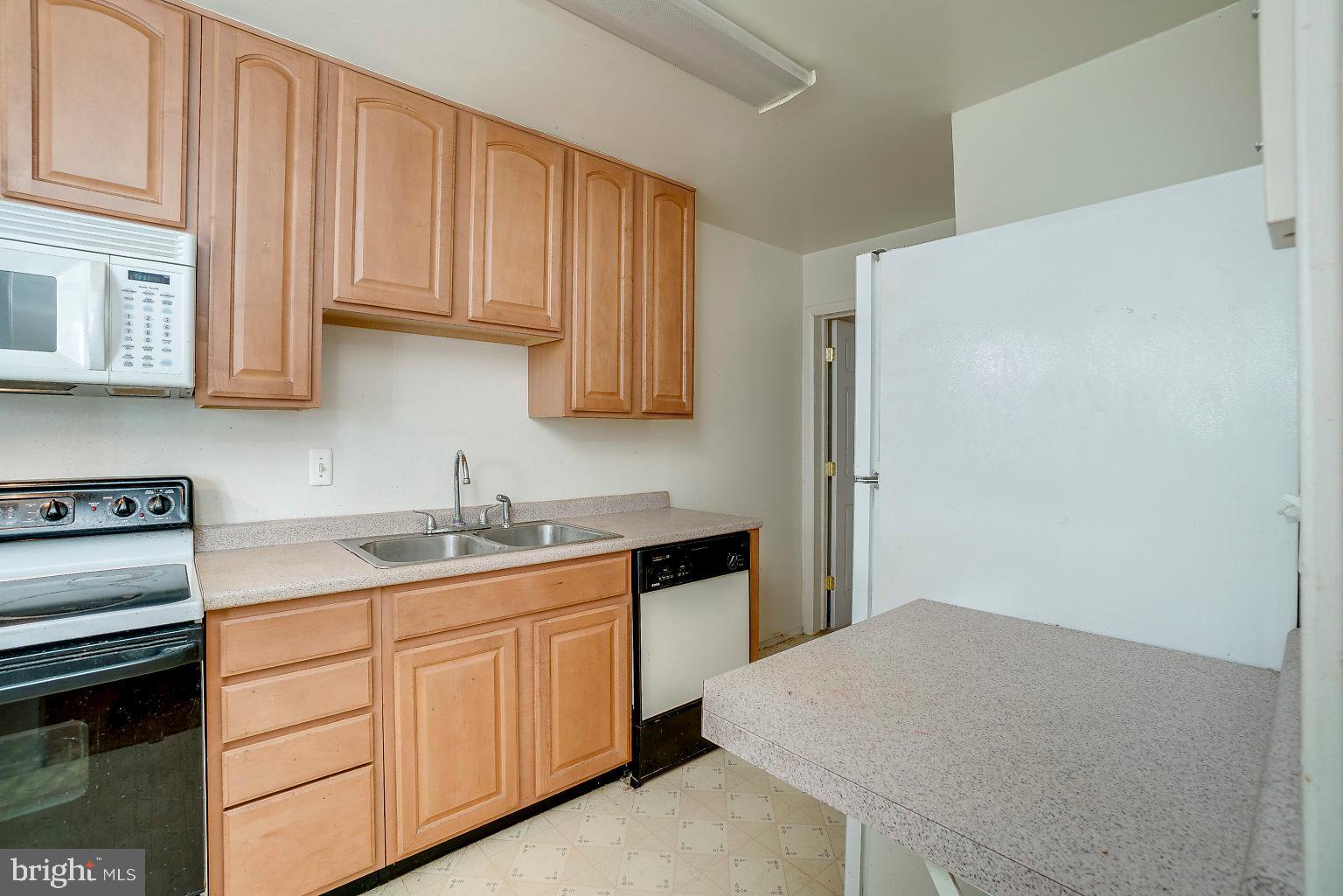 5219 Hillwell Road Baltimore, MD 21229 - Photo 12 of 44 Kitchen (main)