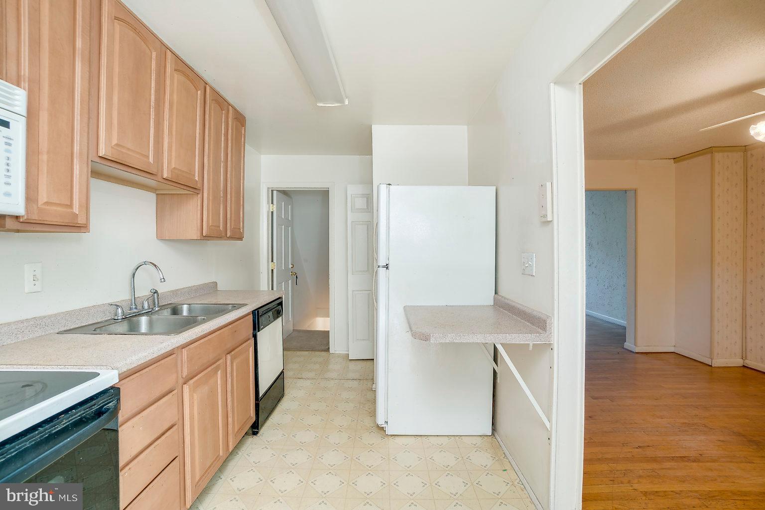 5219 Hillwell Road Baltimore, MD 21229 - Photo 13 of 44 Kitchen (main)