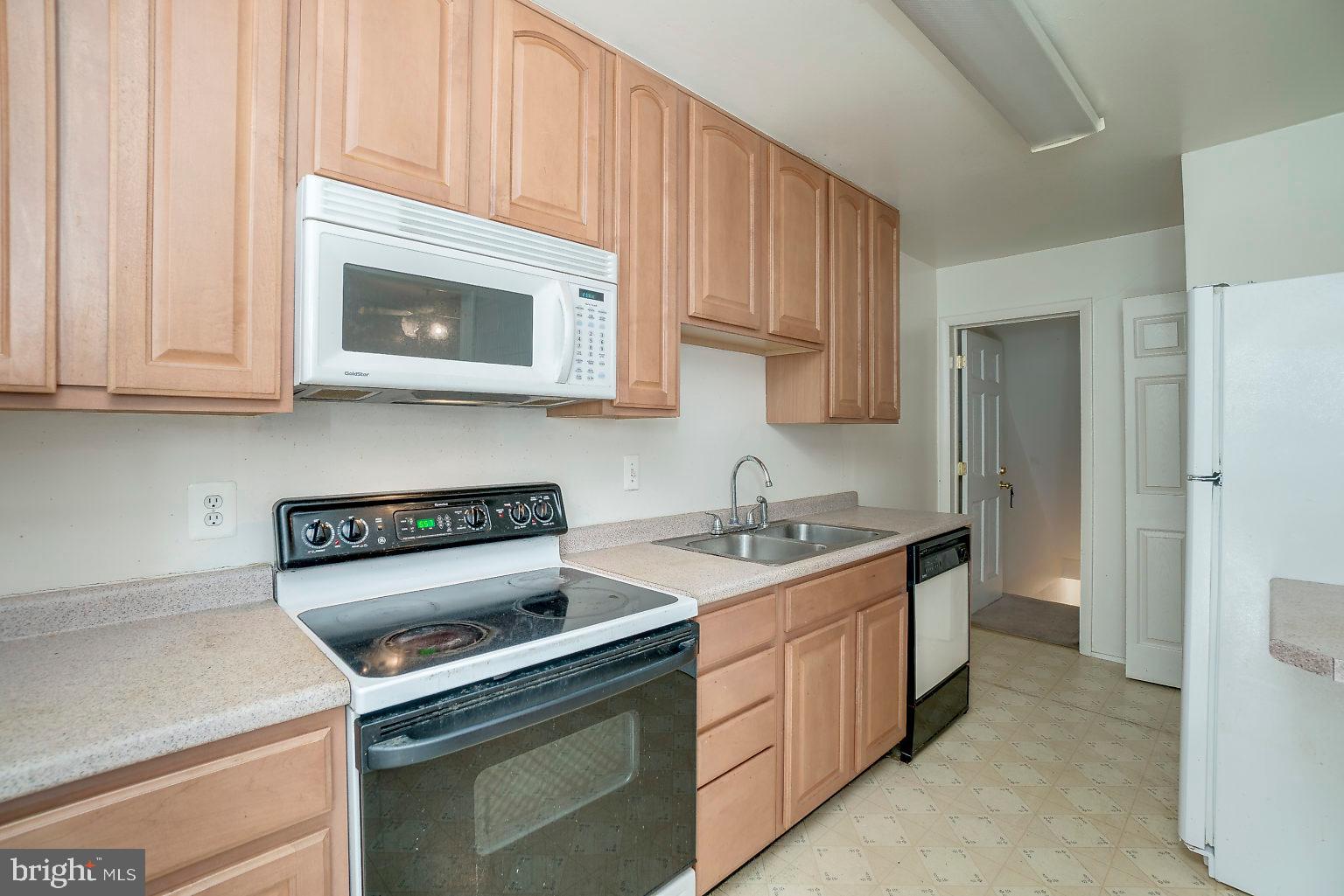 5219 Hillwell Road Baltimore, MD 21229 - Photo 14 of 44 Kitchen (main)