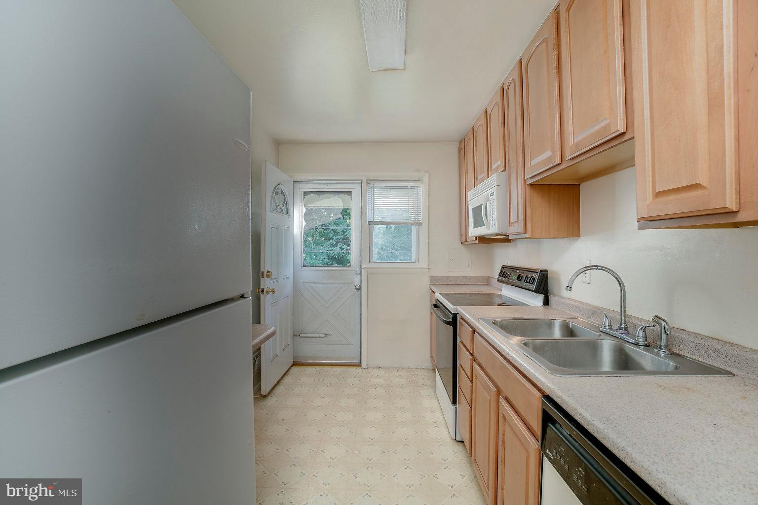5219 Hillwell Road Baltimore, MD 21229 - Photo 16 of 44 Kitchen (main)
