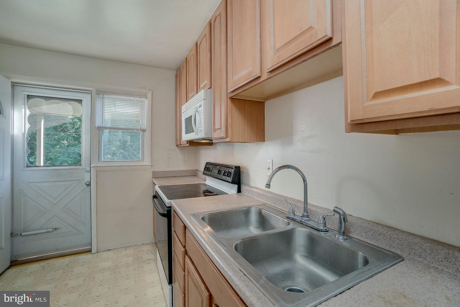 5219 Hillwell Road Baltimore, MD 21229 - Photo 17 of 44 Kitchen (main)