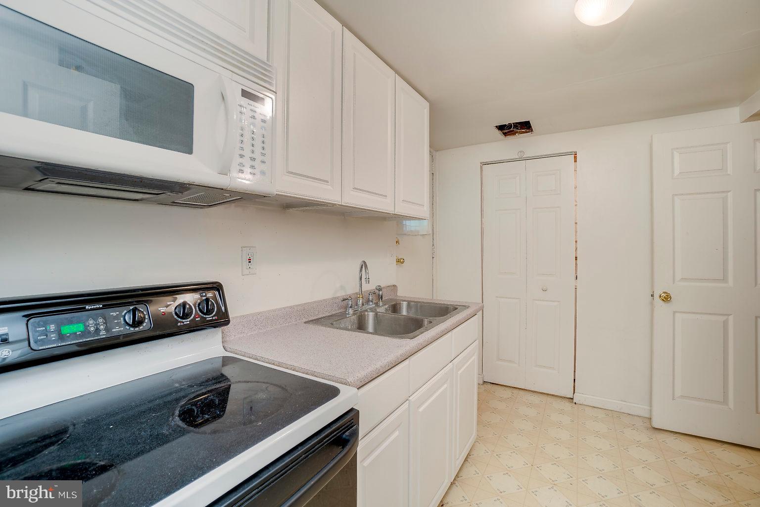 5219 Hillwell Road Baltimore, MD 21229 - Photo 24 of 44 2nd Kitchen (lower level)