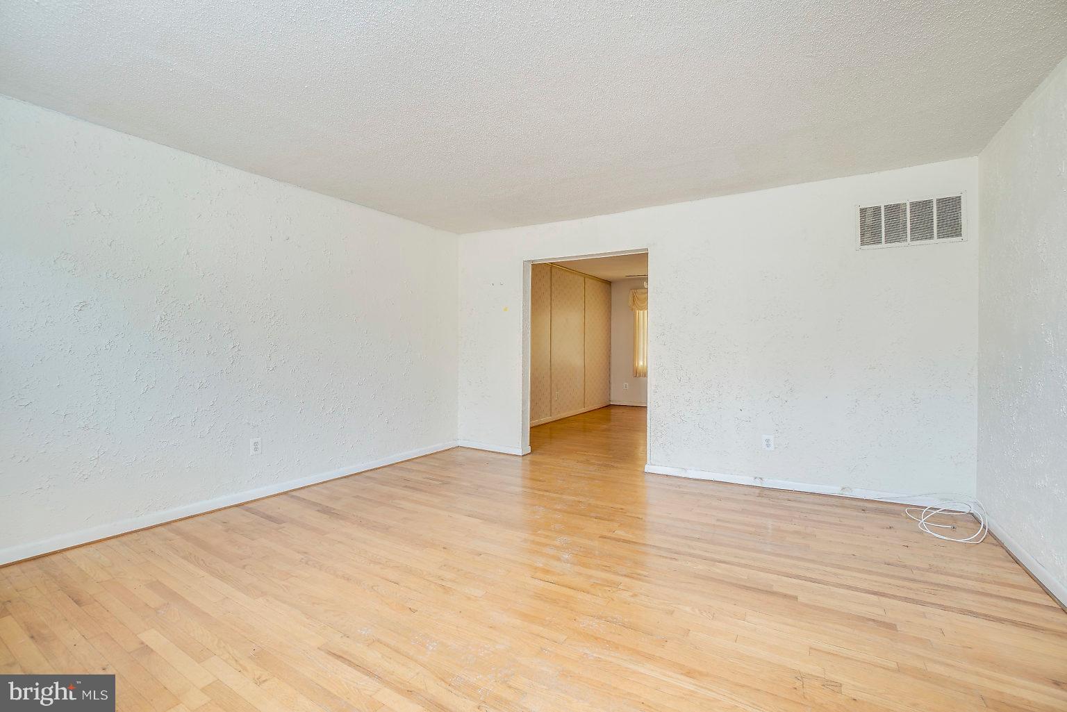 5219 Hillwell Road Baltimore, MD 21229 - Photo 5 of 44 Living Room
