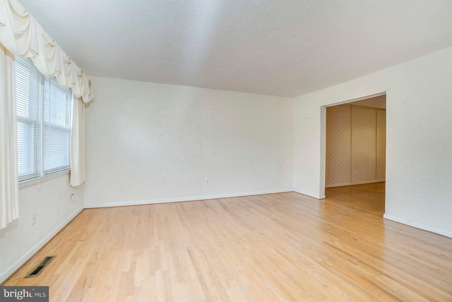 5219 Hillwell Road Baltimore, MD 21229 - Photo 6 of 44 Living Room