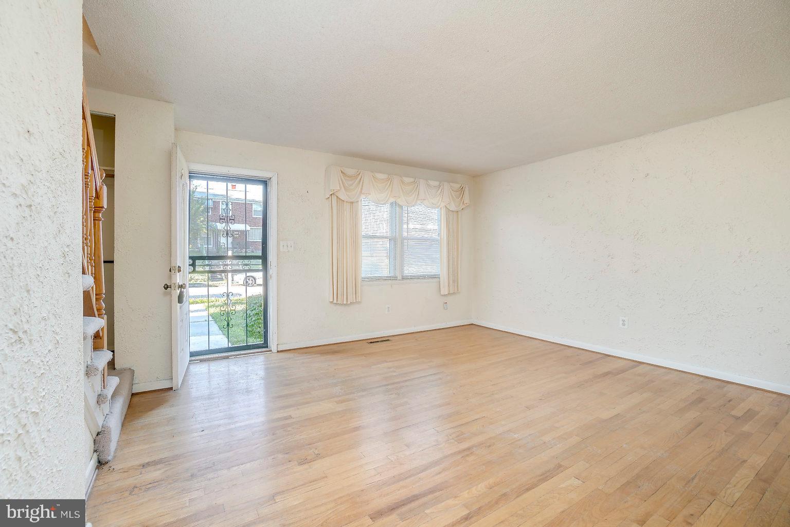 5219 Hillwell Road Baltimore, MD 21229 - Photo 7 of 44 Living Room