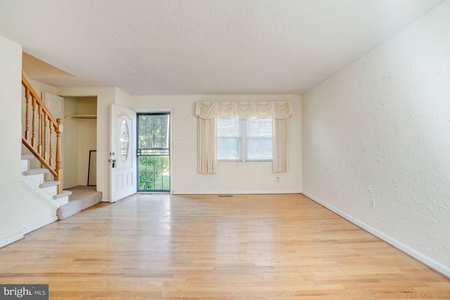 5219 Hillwell Road Baltimore, MD 21229 - Photo 8 of 44 Living Room