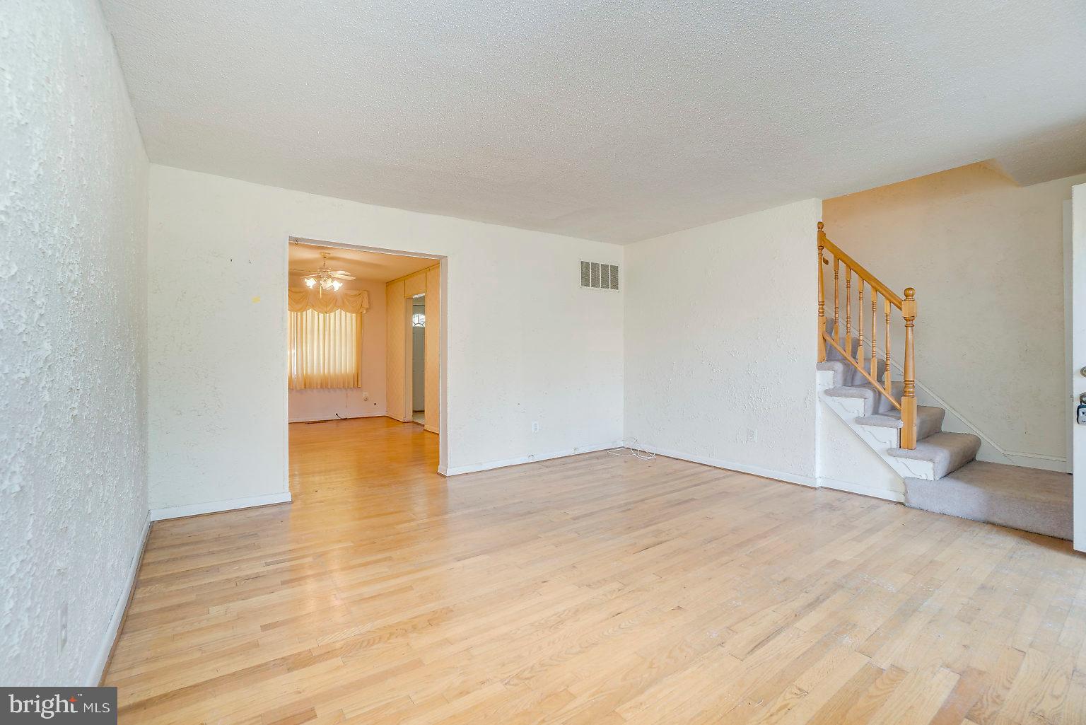 5219 Hillwell Road Baltimore, MD 21229 - Photo 9 of 44 Living Room