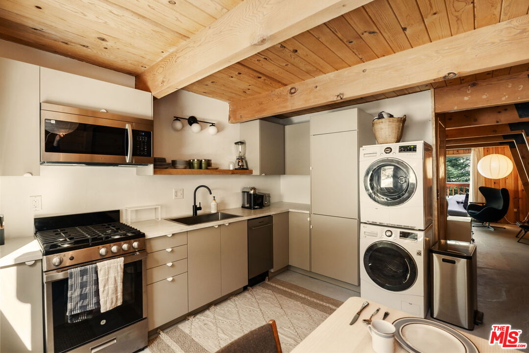 43527 Shasta Road Big Bear Lake, CA 92315 - Photo 7 of 22