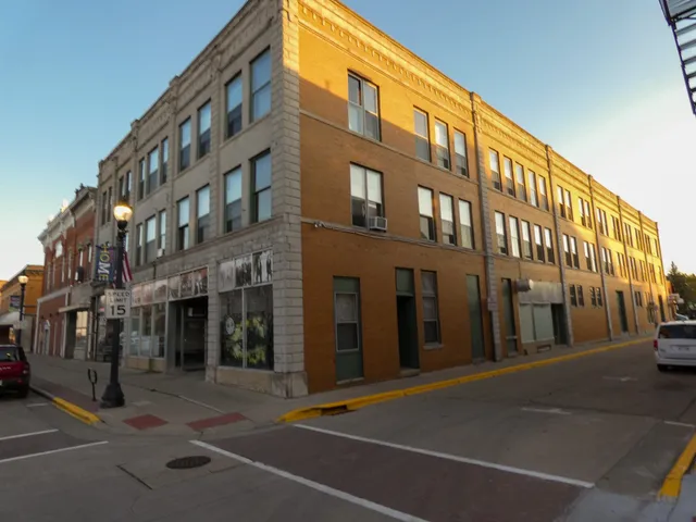 $950 | 15 East Main Street, Platteville, WI 53818