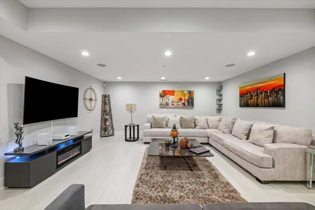 $2,495,000 | 1341 Pfingsten Road, Northbrook, IL 60062