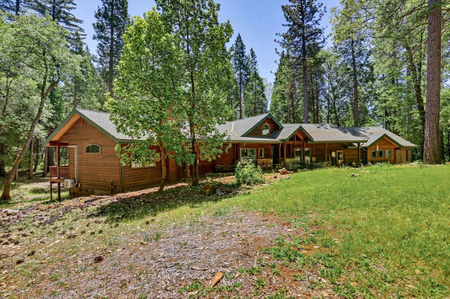 14517 North Bloomfield Road Nevada City, CA 95959 - Photo 74 of 78 a front view of a house with garden