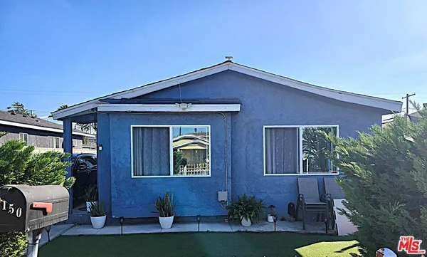 a view of front of a house with a yard