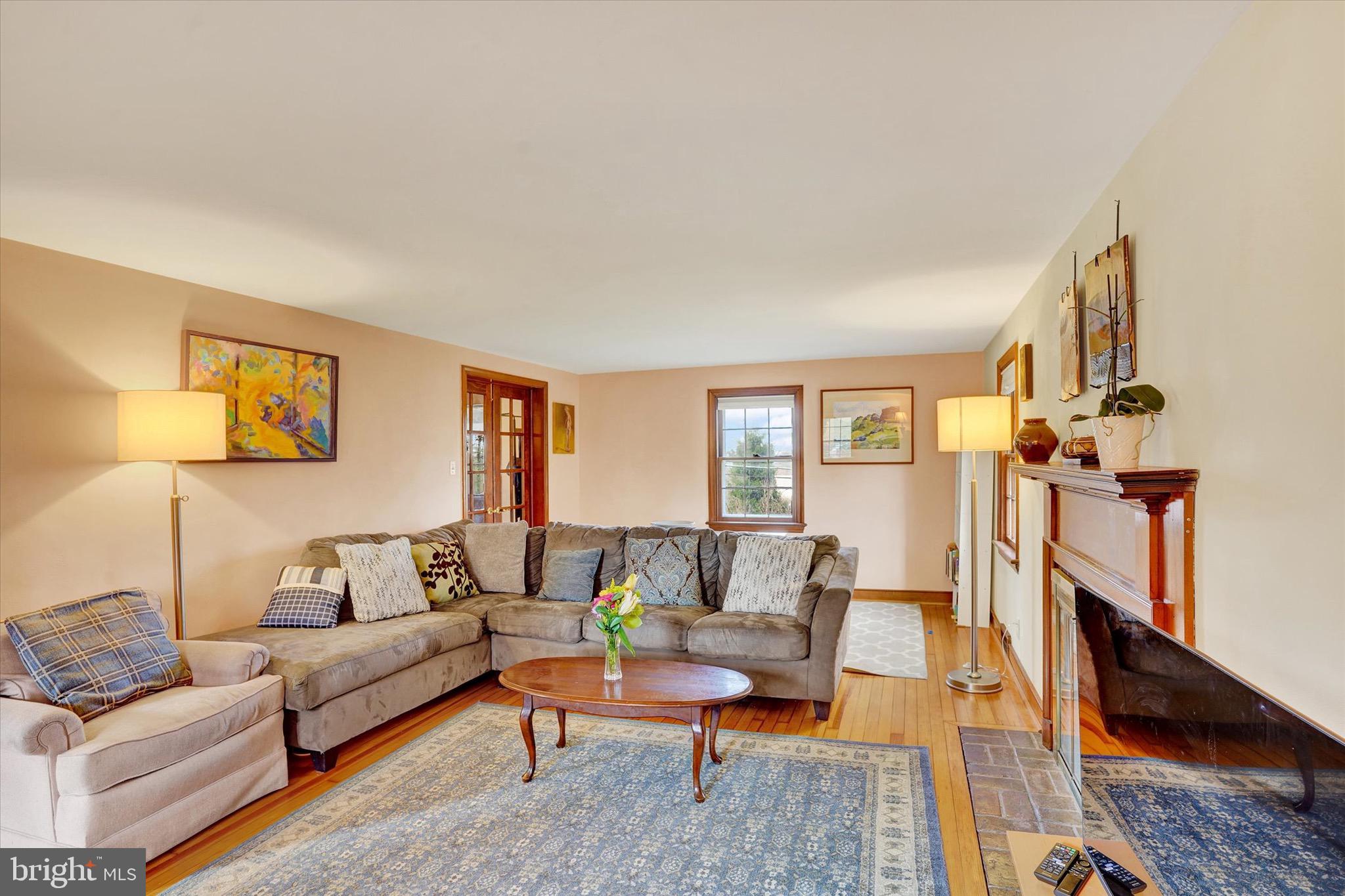 755 Fetters Mill Road Huntingdon Valley, PA 19006 - Photo 10 of 38 Living room