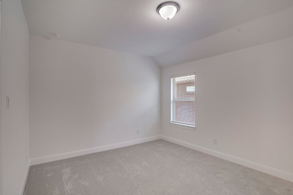 2920 Hadley Way Leander, TX 78641 - Photo 17 of 20 A well-lit, neutral-toned room featuring a single window and plush carpeting.